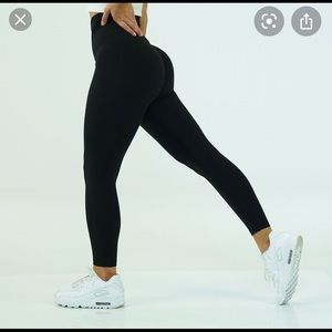 True Black Signature Leggings NVGTN
